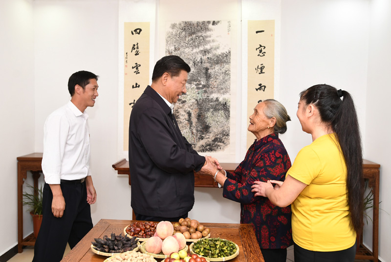 　　9月16日至18日，中共中央總書記、國(guó)家主席、中央軍委主席習(xí)近平在河南考察。這是16日下午，習(xí)近平在信陽市新縣田鋪鄉(xiāng)田鋪大塆“老家寒舍”民宿店，同店主一家親切交談。 新華社記者 謝環(huán)馳 攝