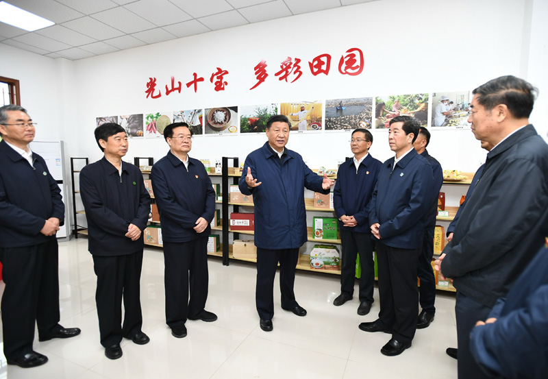 9月16日至18日，中共中央總書記、國(guó)家主席、中央軍委主席習(xí)近平在河南考察。這是17日上午，習(xí)近平在信陽市光山縣文殊鄉(xiāng)東岳村文化接待中心，了解光山縣脫貧工作和中辦在光山縣扶貧工作情況。新華社記者 謝環(huán)馳 攝