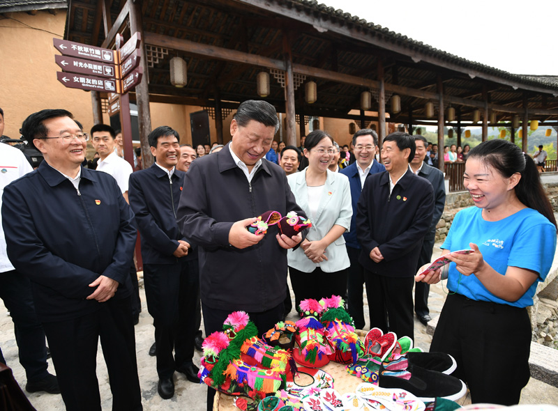 　　9月16日至18日，中共中央總書記、國(guó)家主席、中央軍委主席習(xí)近平在河南考察。這是16日下午，習(xí)近平在信陽市新縣田鋪鄉(xiāng)田鋪大塆考察調(diào)研。 新華社記者 謝環(huán)馳 攝