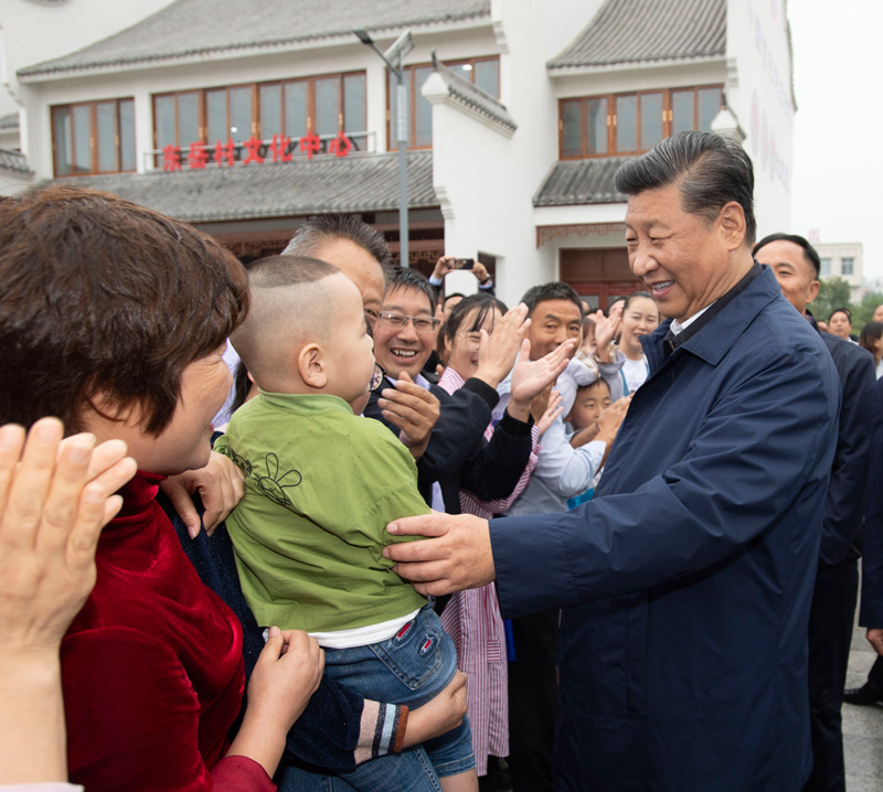 9月16日至18日，中共中央總書記、國(guó)家主席、中央軍委主席習(xí)近平在河南考察。這是17日上午，習(xí)近平在信陽市光山縣文殊鄉(xiāng)東岳村同鄉(xiāng)親們親切交流，祝愿鄉(xiāng)親們生活芝麻開花節(jié)節(jié)高。新華社記者 謝環(huán)馳 攝