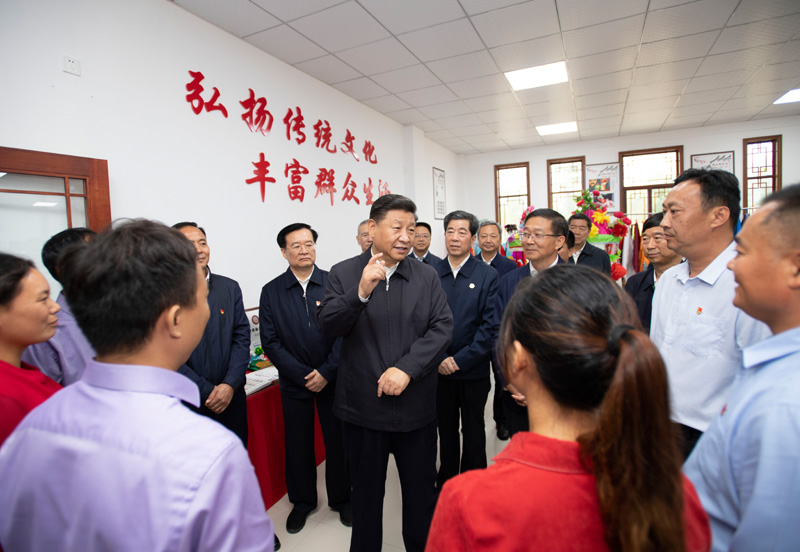 9月16日至18日，中共中央總書記、國(guó)家主席、中央軍委主席習(xí)近平在河南考察。這是17日上午，習(xí)近平在信陽市光山縣文殊鄉(xiāng)東岳村文化接待中心，同當(dāng)?shù)孛撠氈赂粠ь^人親切交流，勉勵(lì)他們帶動(dòng)更多鄉(xiāng)親們致富。新華社記者 謝環(huán)馳 攝