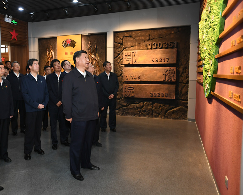 9月16日至18日，中共中央總書記、國(guó)家主席、中央軍委主席習(xí)近平在河南考察。這是16日下午，習(xí)近平來到位于信陽市新縣的鄂豫皖蘇區(qū)首府烈士陵園，瞻仰革命烈士紀(jì)念堂。 新華社記者 謝環(huán)馳 攝