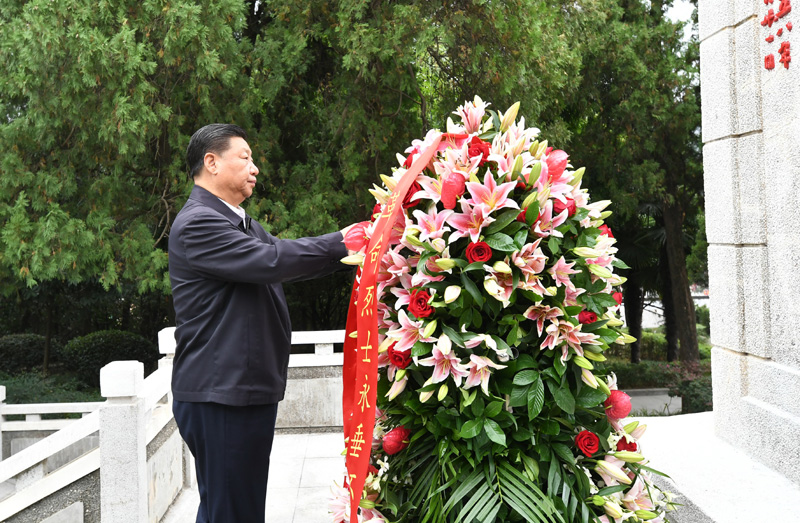 　　9月16日至18日，中共中央總書記、國(guó)家主席、中央軍委主席習(xí)近平在河南考察。這是16日下午，習(xí)近平來到位于信陽市新縣的鄂豫皖蘇區(qū)首府烈士陵園，瞻仰革命烈士紀(jì)念碑，向革命先烈敬獻(xiàn)花籃。 新華社記者 謝環(huán)馳 攝