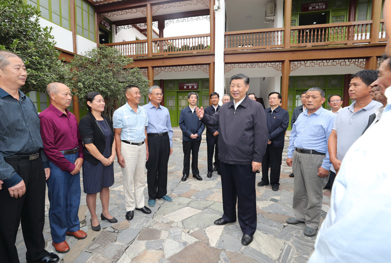 　　9月16日至18日，中共中央總書記、國(guó)家主席、中央軍委主席習(xí)近平在河南考察。這是16日下午，習(xí)近平在位于信陽市新縣的鄂豫皖蘇區(qū)首府革命博物館，同當(dāng)?shù)丶t軍后代、革命烈士家屬代表親切交談。 新華社記者 鞠鵬 攝