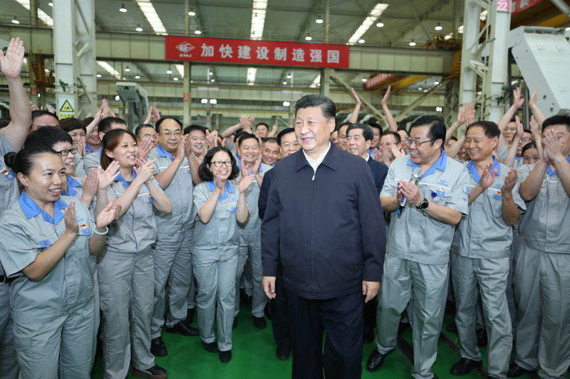 9月16日至18日，中共中央總書記、國(guó)家主席、中央軍委主席習(xí)近平在河南考察。這是17日下午，習(xí)近平在鄭州煤礦機(jī)械集團(tuán)股份有限公司總裝車間同工人們親切交流，鼓勵(lì)他們加強(qiáng)自主創(chuàng)新，爭(zhēng)創(chuàng)發(fā)展戰(zhàn)略優(yōu)勢(shì)。新華社記者 鞠鵬 攝