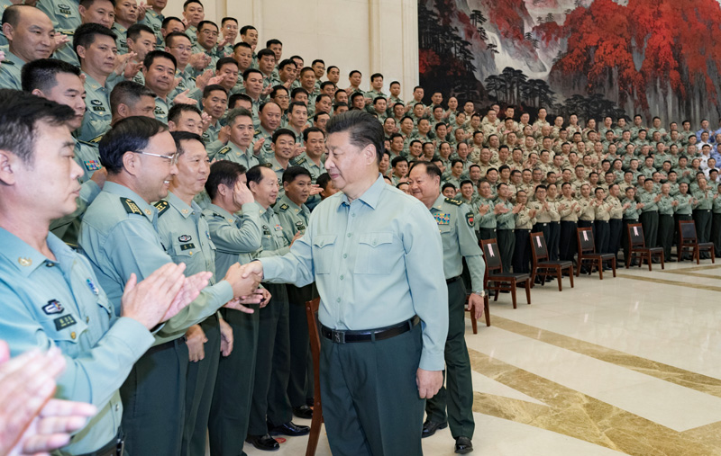 9月16日至18日，中共中央總書記、國(guó)家主席、中央軍委主席習(xí)近平在河南考察。這是18日上午，習(xí)近平在鄭州親切接見駐河南部隊(duì)副師職以上領(lǐng)導(dǎo)干部和團(tuán)級(jí)單位主官，代表黨中央和中央軍委向駐河南部隊(duì)全體官兵致以誠(chéng)摯問候。新華社記者 李剛 攝
