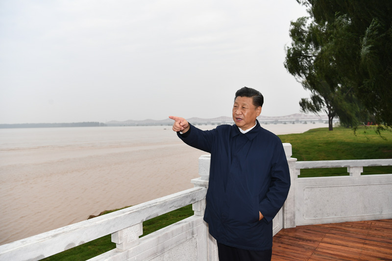 9月16日至18日，中共中央總書記、國(guó)家主席、中央軍委主席習(xí)近平在河南考察。這是17日下午，習(xí)近平在鄭州黃河國(guó)家地質(zhì)公園，眺望黃河鄭州段。新華社記者 謝環(huán)馳 攝