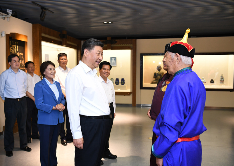 7月15日至16日，中共中央總書記、國家主席、中央軍委主席習(xí)近平在內(nèi)蒙古考察并指導(dǎo)開展“不忘初心、牢記使命”主題教育。這是15日上午，習(xí)近平在赤峰博物館同古典民族史詩《格薩（斯）爾》非物質(zhì)文化遺產(chǎn)傳承人親切交談。