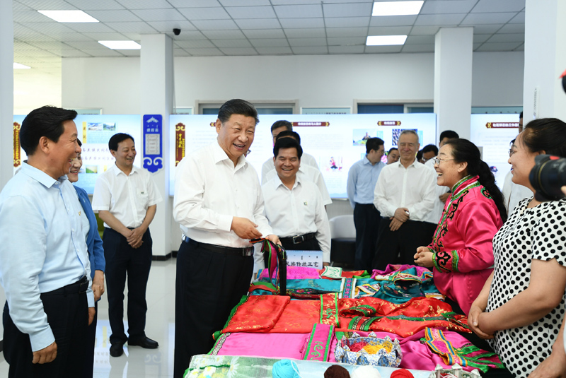 7月15日至16日，中共中央總書記、國家主席、中央軍委主席習(xí)近平在內(nèi)蒙古考察并指導(dǎo)開展“不忘初心、牢記使命”主題教育。這是15日上午，習(xí)近平在赤峰市松山區(qū)興安街道臨潢家園社區(qū)，同社區(qū)居民親切交流。