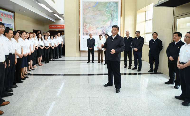 7月15日至16日，中共中央總書記、國家主席、中央軍委主席習(xí)近平在內(nèi)蒙古考察并指導(dǎo)開展“不忘初心、牢記使命”主題教育。這是16日上午，習(xí)近平到內(nèi)蒙古自治區(qū)自然資源廳，實(shí)地調(diào)研指導(dǎo)開展“不忘初心、牢記使命”主題教育。