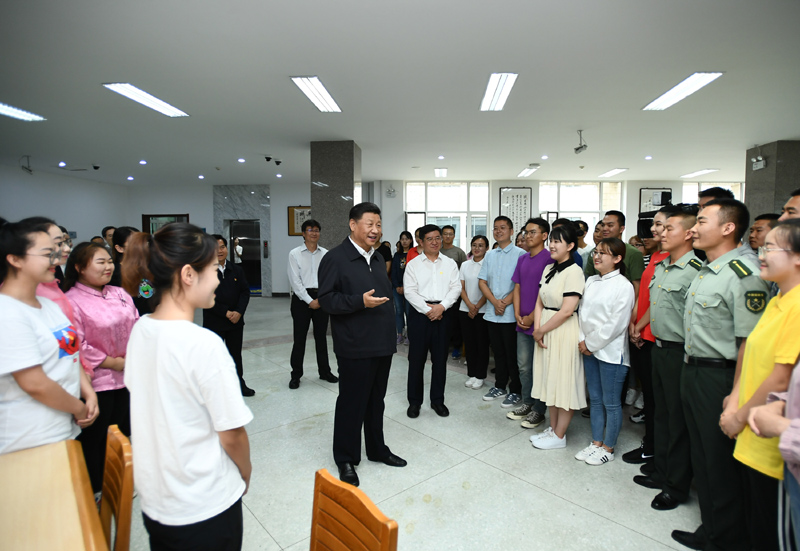 7月15日至16日，中共中央總書記、國家主席、中央軍委主席習(xí)近平在內(nèi)蒙古考察并指導(dǎo)開展“不忘初心、牢記使命”主題教育。這是16日上午，習(xí)近平在內(nèi)蒙古大學(xué)圖書館同學(xué)生們親切交談，勉勵他們志存高遠(yuǎn)、腳踏實(shí)地、發(fā)奮圖強(qiáng)。