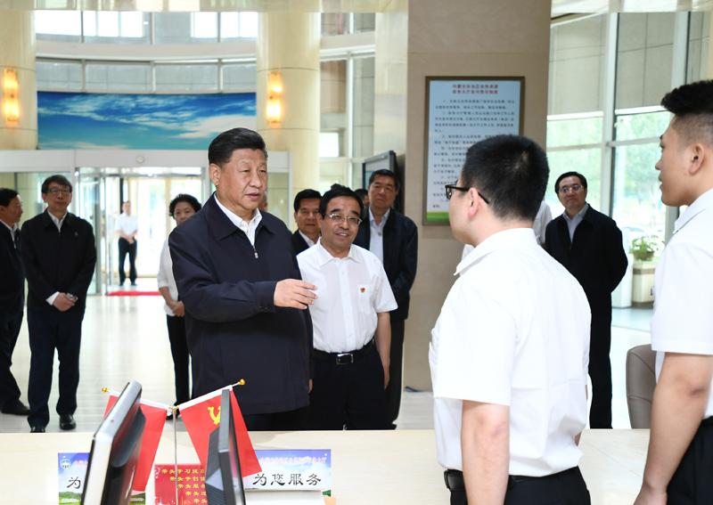 7月15日至16日，中共中央總書記、國家主席、中央軍委主席習(xí)近平在內(nèi)蒙古考察并指導(dǎo)開展“不忘初心、牢記使命”主題教育。這是16日上午，習(xí)近平在內(nèi)蒙古自治區(qū)自然資源廳自然資源政務(wù)大廳同工作人員交談，了解開展主題教育和落實(shí)便捷高效政務(wù)服務(wù)等情況。