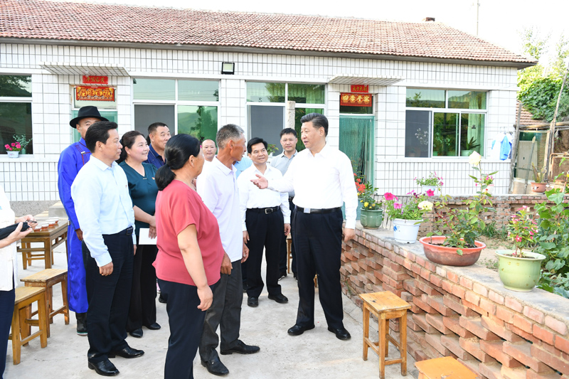 7月15日至16日，中共中央總書記、國家主席、中央軍委主席習(xí)近平在內(nèi)蒙古考察并指導(dǎo)開展“不忘初心、牢記使命”主題教育。這是15日下午，習(xí)近平在赤峰市喀喇沁旗河南街道馬鞍山村村民張國利家，同基層干部群眾代表親切交流。