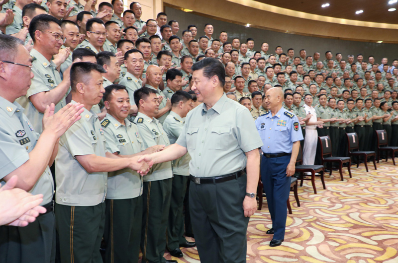 7月15日至16日，中共中央總書記、國家主席、中央軍委主席習(xí)近平在內(nèi)蒙古考察并指導(dǎo)開展“不忘初心、牢記使命”主題教育。這是16日上午，習(xí)近平在呼和浩特親切接見駐內(nèi)蒙古部隊(duì)副師職以上領(lǐng)導(dǎo)干部和團(tuán)級單位主官，代表黨中央和中央軍委向駐內(nèi)蒙古部隊(duì)全體官兵致以誠摯問候。