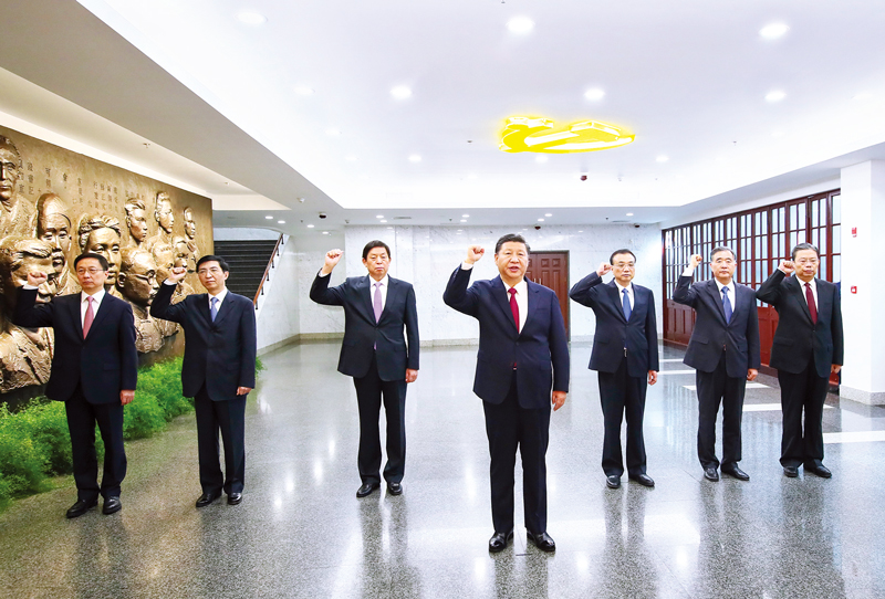 　2017年10月31日，中共中央總書記、國家主席、中央軍委主席習(xí)近平帶領(lǐng)中共中央政治局常委李克強(qiáng)、栗戰(zhàn)書、汪洋、王滬寧、趙樂際、韓正，瞻仰上海中共一大會(huì)址和浙江嘉興南湖紅船。這是31日上午，在上海中共一大會(huì)址紀(jì)念館，習(xí)近平帶領(lǐng)其他中共中央政治局常委同志一起重溫入黨誓詞。 新華社記者 蘭紅光/攝