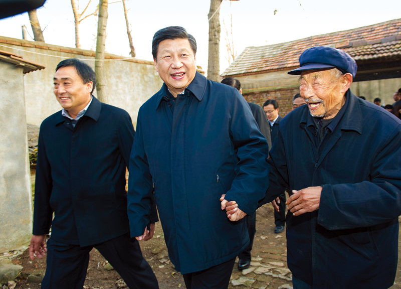 　2013年11月24日至28日，中共中央總書記、國家主席、中央軍委主席習(xí)近平在山東考察。 這是25日下午，習(xí)近平在地處沂蒙老區(qū)的臨沭縣曹莊鎮(zhèn)朱村親切地拉著83歲的“老支前”王克昌的手去他家看望。 新華社記者 謝環(huán)馳/攝