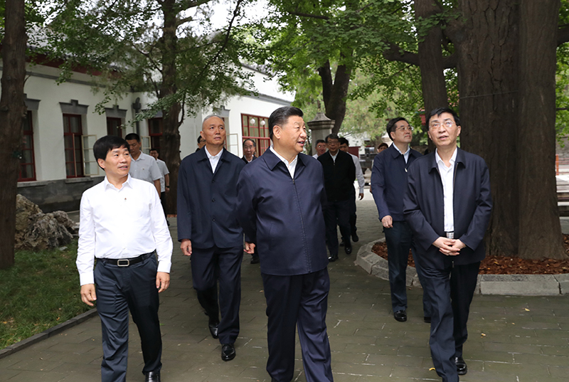 9月12日，中共中央總書記、國(guó)家主席、中央軍委主席習(xí)近平視察中共中央北京香山革命紀(jì)念地。這是習(xí)近平瞻仰雙清別墅。