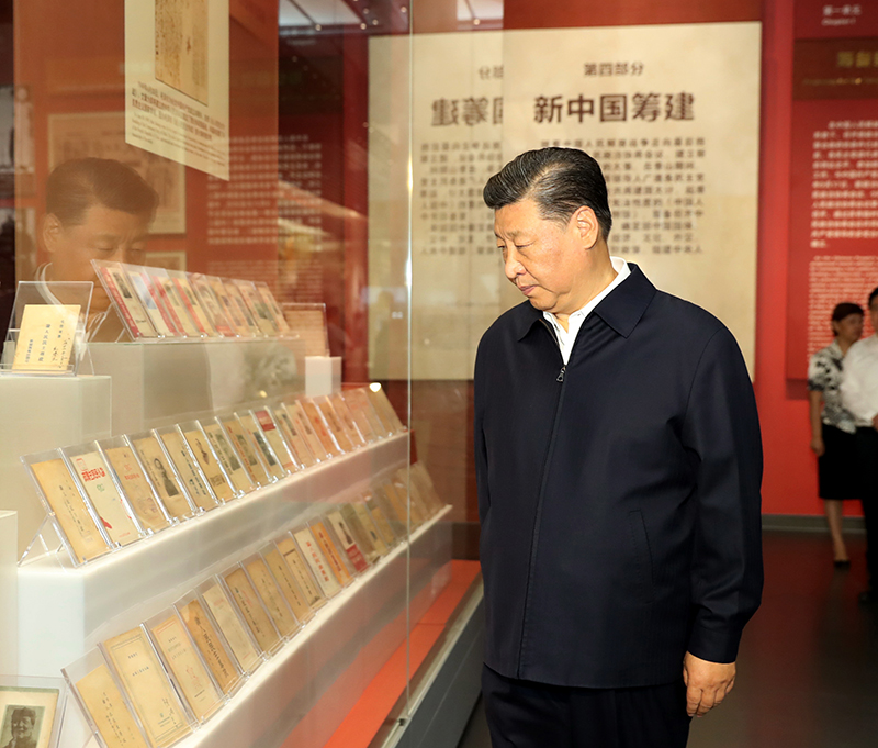 9月12日，中共中央總書記、國(guó)家主席、中央軍委主席習(xí)近平視察中共中央北京香山革命紀(jì)念地。這是習(xí)近平在香山革命紀(jì)念館參觀《為新中國(guó)奠基》主題展覽。