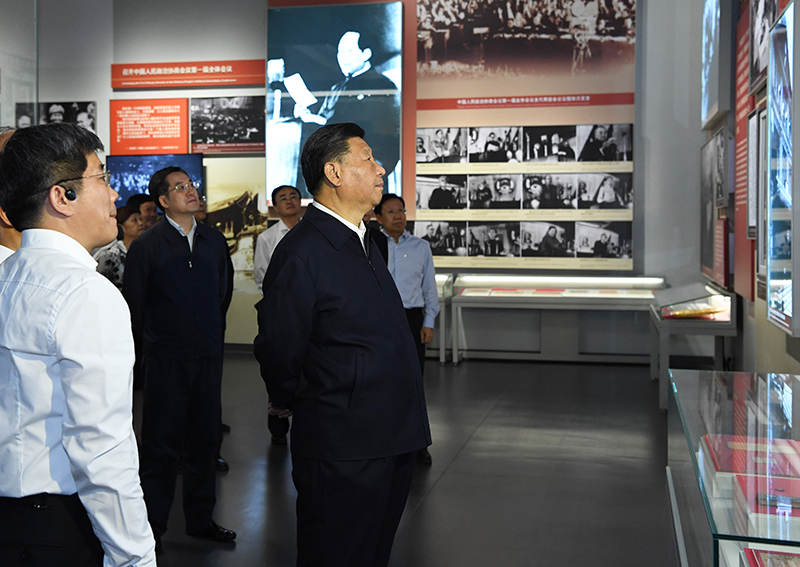 9月12日，中共中央總書記、國(guó)家主席、中央軍委主席習(xí)近平視察中共中央北京香山革命紀(jì)念地。這是習(xí)近平在香山革命紀(jì)念館參觀《為新中國(guó)奠基》主題展覽。