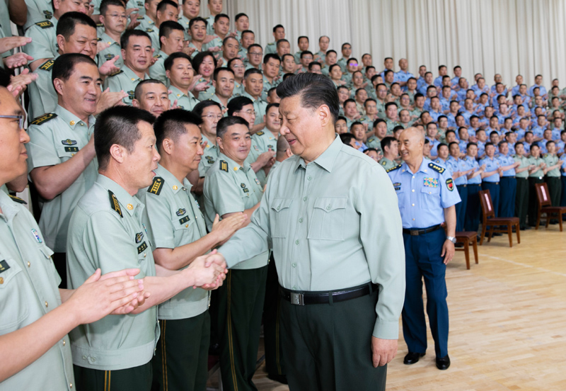 8月22日，中共中央總書記、國(guó)家主席、中央軍委主席習(xí)近平到空軍某基地視察。這是習(xí)近平親切接見駐甘肅部隊(duì)副師職以上領(lǐng)導(dǎo)干部和團(tuán)級(jí)單位主官。