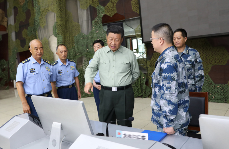 8月22日，中共中央總書記、國(guó)家主席、中央軍委主席習(xí)近平到空軍某基地視察。這是習(xí)近平察看基地作戰(zhàn)指揮中心，了解戰(zhàn)備值班和訓(xùn)練情況。