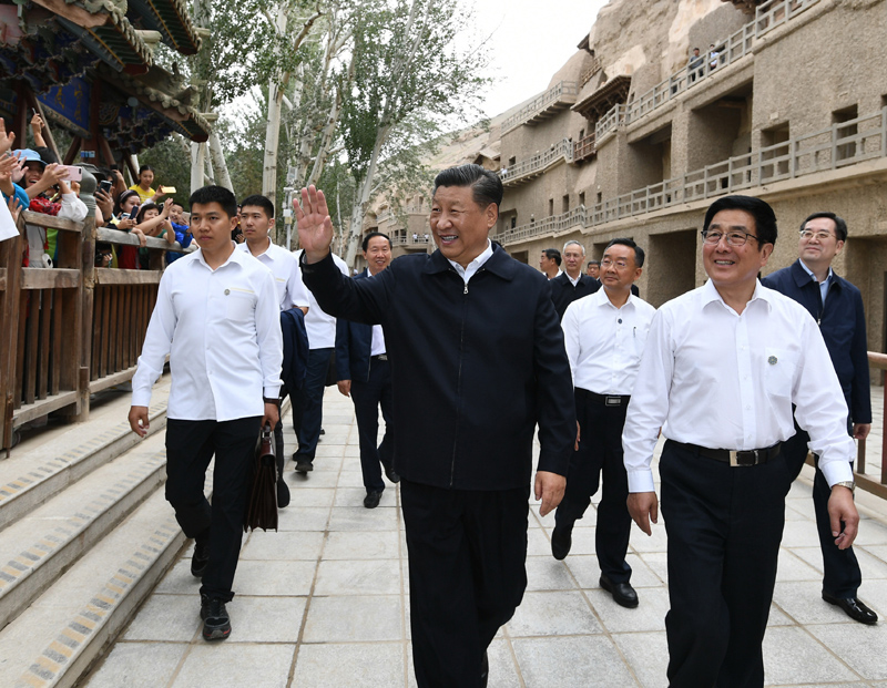 8月19日至22日，中共中央總書記、國家主席、中央軍委主席習(xí)近平在甘肅考察。這是19日下午，習(xí)近平在敦煌莫高窟考察調(diào)研時(shí)，向正在參觀的游客親切招手致意。