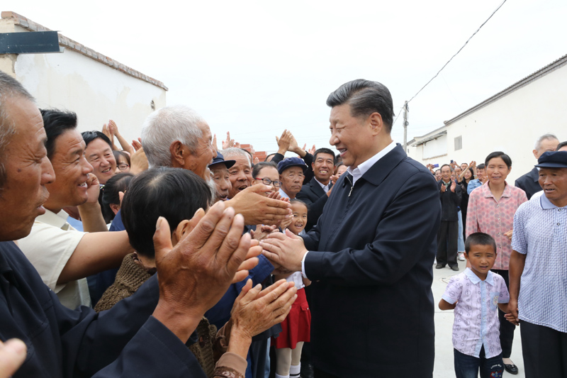 8月19日至22日，中共中央總書記、國家主席、中央軍委主席習(xí)近平在甘肅考察。這是21日上午，習(xí)近平在武威市古浪縣黃花灘生態(tài)移民區(qū)富民新村同村民親切交談。