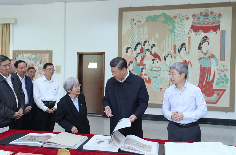 8月19日至22日，中共中央總書記、國家主席、中央軍委主席習(xí)近平在甘肅考察。這是19日下午，習(xí)近平在敦煌研究院察看珍藏文物和學(xué)術(shù)成果展示，了解文物保護(hù)和研究、弘揚(yáng)優(yōu)秀歷史文化情況。
