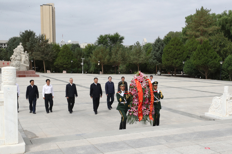 8月19日至22日，中共中央總書記、國家主席、中央軍委主席習(xí)近平在甘肅考察。這是20日上午，習(xí)近平來到張掖市高臺縣，瞻仰中國工農(nóng)紅軍西路軍紀(jì)念碑，向革命先烈敬獻(xiàn)花籃。