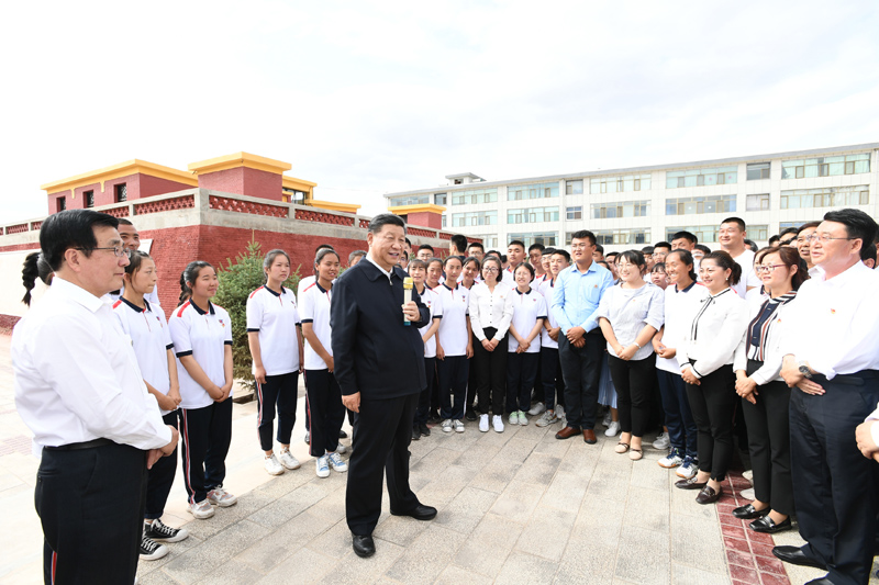 8月19日至22日，中共中央總書記、國家主席、中央軍委主席習(xí)近平在甘肅考察。這是20日下午，習(xí)近平在張掖市山丹培黎學(xué)校同師生親切交流。