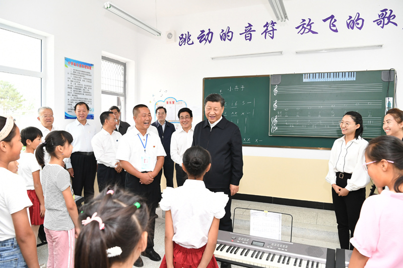 8月19日至22日，中共中央總書記、國家主席、中央軍委主席習(xí)近平在甘肅考察。這是21日上午，習(xí)近平在武威市古浪縣黃花灘生態(tài)移民區(qū)富民新村富民小學(xué)的音樂教室，認(rèn)真觀看正在進(jìn)行的音樂課教學(xué)。