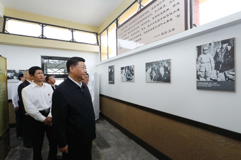 8月19日至22日，中共中央總書記、國家主席、中央軍委主席習(xí)近平在甘肅考察。這是20日下午，習(xí)近平在張掖市山丹培黎學(xué)校參觀學(xué)校創(chuàng)辦人路易·艾黎故居。
