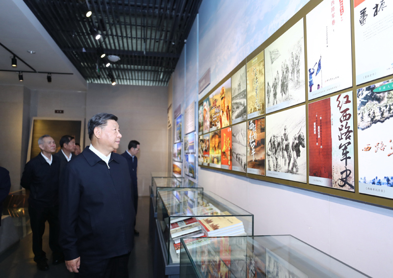 8月19日至22日，中共中央總書記、國家主席、中央軍委主席習(xí)近平在甘肅考察。這是20日上午，習(xí)近平在張掖市高臺縣參觀中國工農(nóng)紅軍西路軍紀(jì)念館。