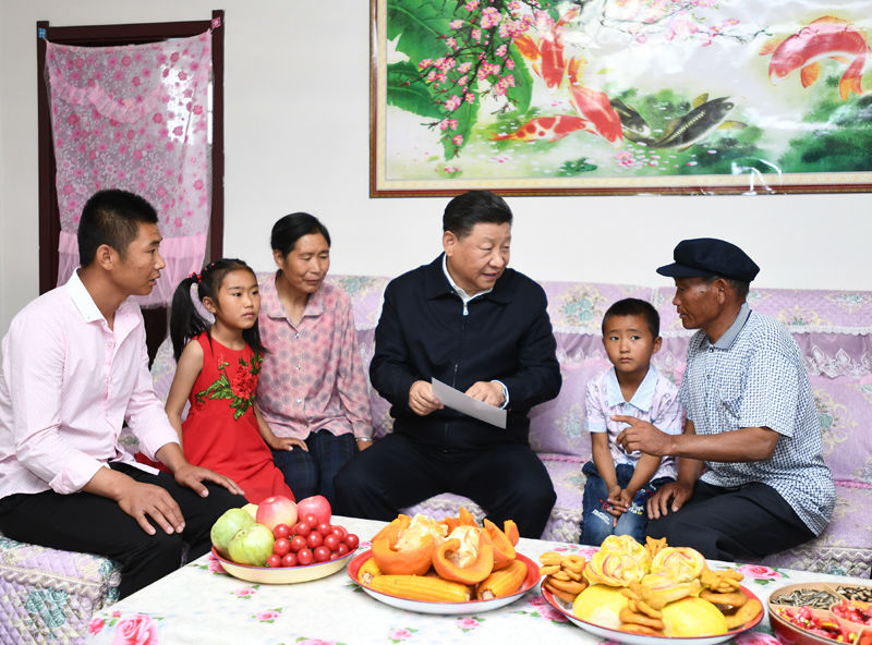 8月19日至22日，中共中央總書記、國家主席、中央軍委主席習(xí)近平在甘肅考察。這是21日上午，習(xí)近平在武威市古浪縣黃花灘生態(tài)移民區(qū)富民新村村民李應(yīng)川家，同李應(yīng)川一家拉家常。