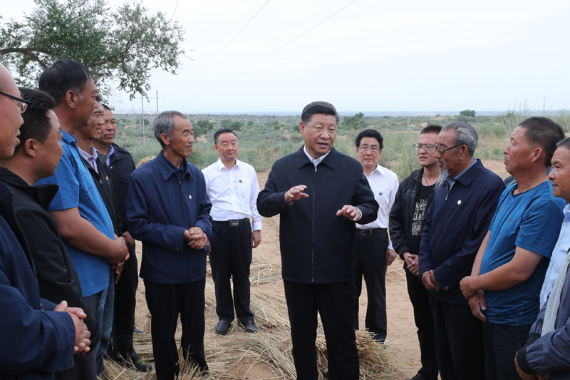 8月19日至22日，中共中央總書記、國家主席、中央軍委主席習(xí)近平在甘肅考察。這是21日上午，習(xí)近平在武威市古浪縣八步沙林場同“六老漢”代表及林場職工親切交談。