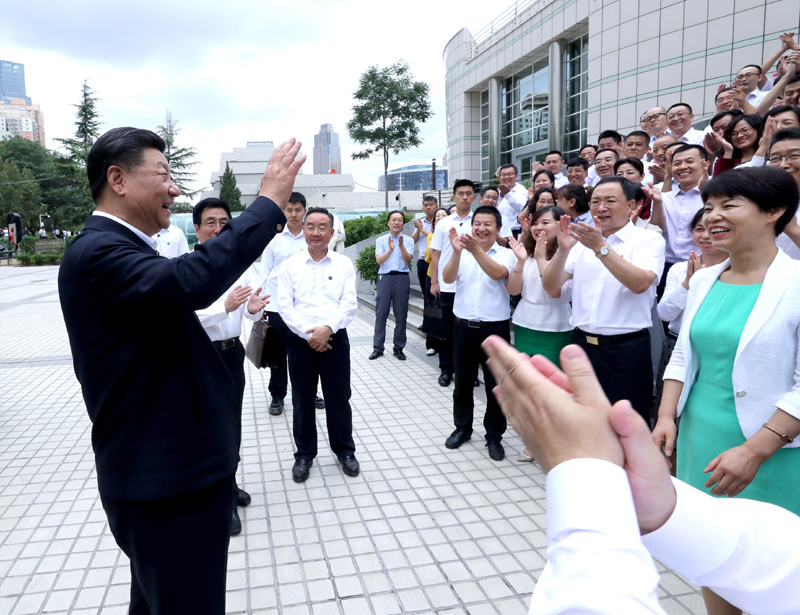 8月19日至22日，中共中央總書記、國家主席、中央軍委主席習(xí)近平在甘肅考察。這是21日下午，習(xí)近平在讀者出版集團(tuán)有限公司同工作人員親切交談。