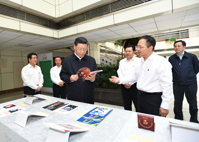 8月19日至22日，中共中央總書記、國家主席、中央軍委主席習(xí)近平在甘肅考察。這是21日下午，習(xí)近平在讀者出版集團(tuán)有限公司考察。
