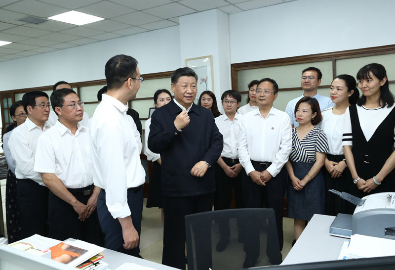 8月19日至22日，中共中央總書記、國家主席、中央軍委主席習(xí)近平在甘肅考察。這是21日下午，習(xí)近平在《讀者》編輯部同工作人員交流，勉勵他們?yōu)槿嗣裉峁└鄡?yōu)秀精神食糧。