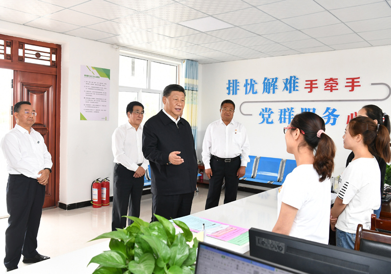 8月19日至22日，中共中央總書記、國家主席、中央軍委主席習(xí)近平在甘肅考察。這是21日上午，習(xí)近平在武威市古浪縣黃花灘生態(tài)移民區(qū)富民新村黨群服務(wù)中心考察。